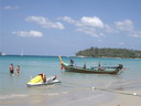 jetskis en longboat op karon beach